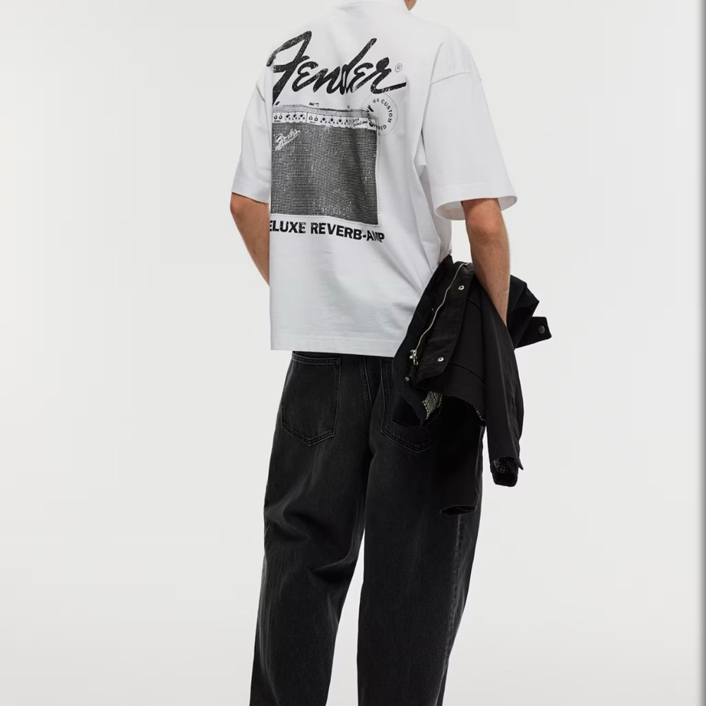 H&M OVERSIZED
FIT FENDER T-SHIRT NEW